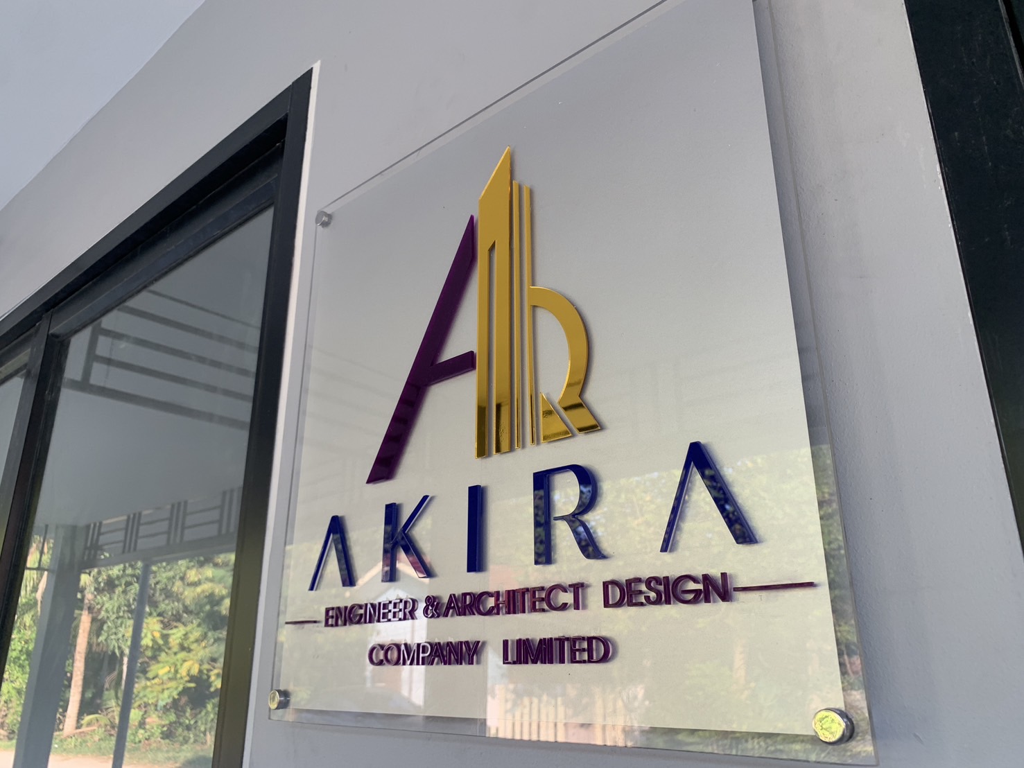ป้ายโลโก้หน้าสำนักงาน AKIRA